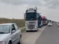 رژه کامیونداران بستان‌آباد برای همدردی با جانباختگان حادثه بندرعباس