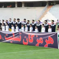 بازیکنان حریف استقلال با لباس کارگری!