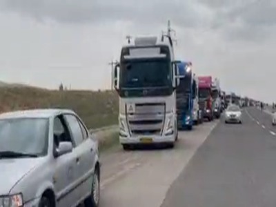 رژه کامیونداران بستان‌آباد برای همدردی با جانباختگان حادثه بندرعباس