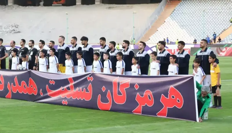 بازیکنان حریف استقلال با لباس کارگری!