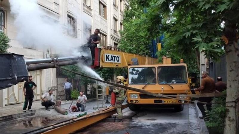واژگونی جرثقیل 60 تنی در غرب تهران روی دیوار ساختمان