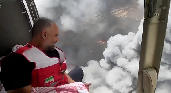 لحظه دلهره آور انفجار زیر بالگرد هلال احمر هنگام عملیات اطفاء حریق در بندر رجایى