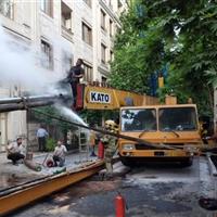 واژگونی جرثقیل 60 تنی در غرب تهران روی دیوار ساختمان