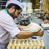 توقیف بیش از یک تُن مواد غذایی غیربهداشتی از یک واحد قنادی در قم