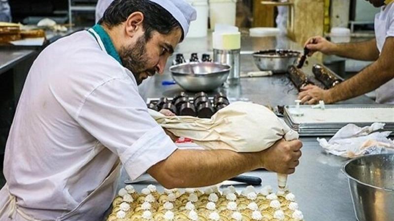 توقیف بیش از یک تُن مواد غذایی غیربهداشتی از یک واحد قنادی در قم