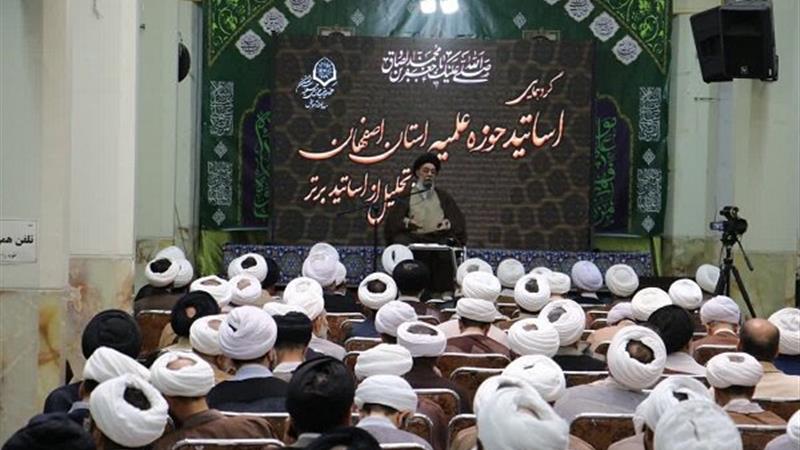 تجلیل از ۱۴ استاد برتر و ۱۰۰ استاد ممتاز حوزه علمیه اصفهان