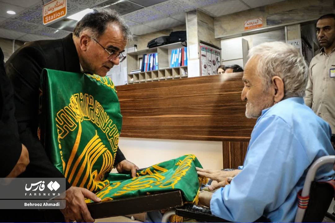 عکس/ عیادت خورشید رضوی از بیماران کرمانشاهی
