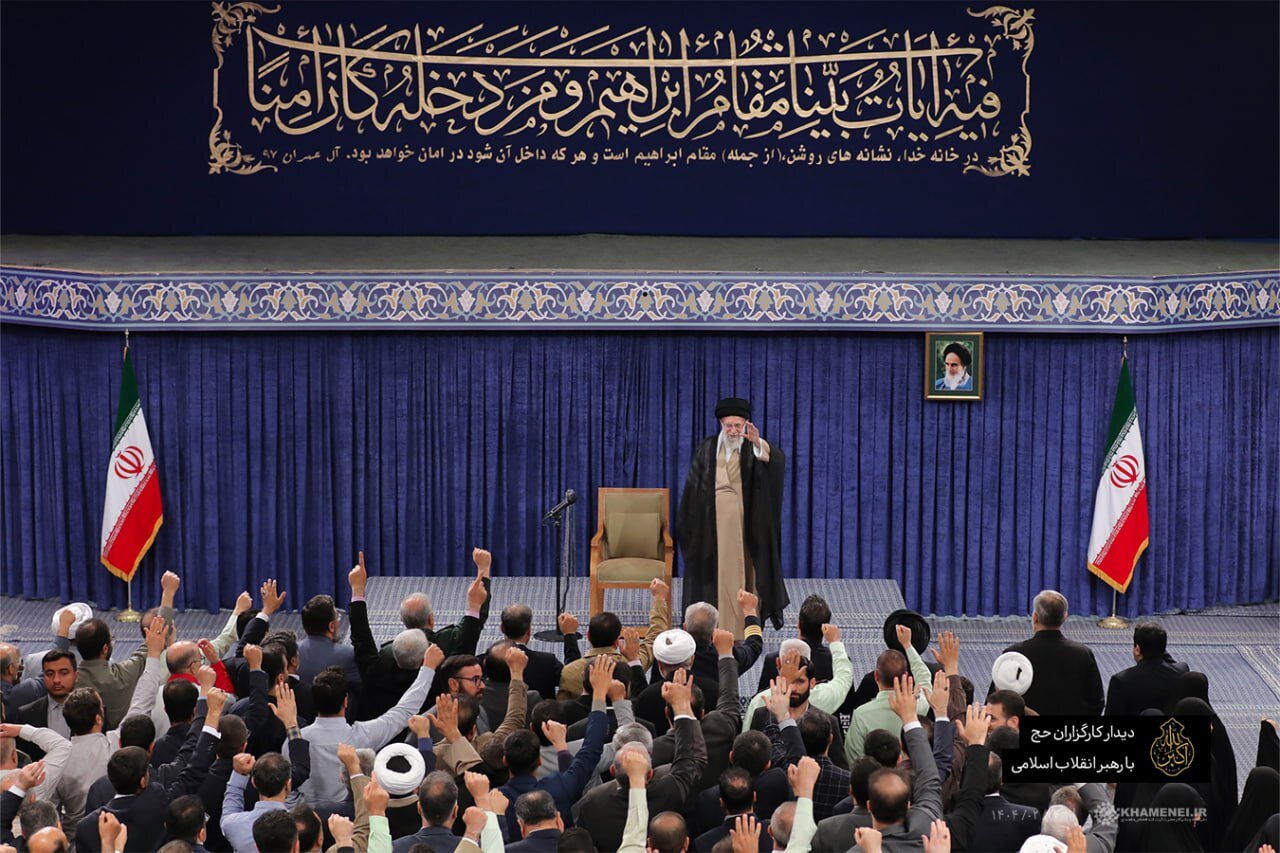 آیه نصب شده در دیدار امروز کارگزاران حج با رهبر انقلاب