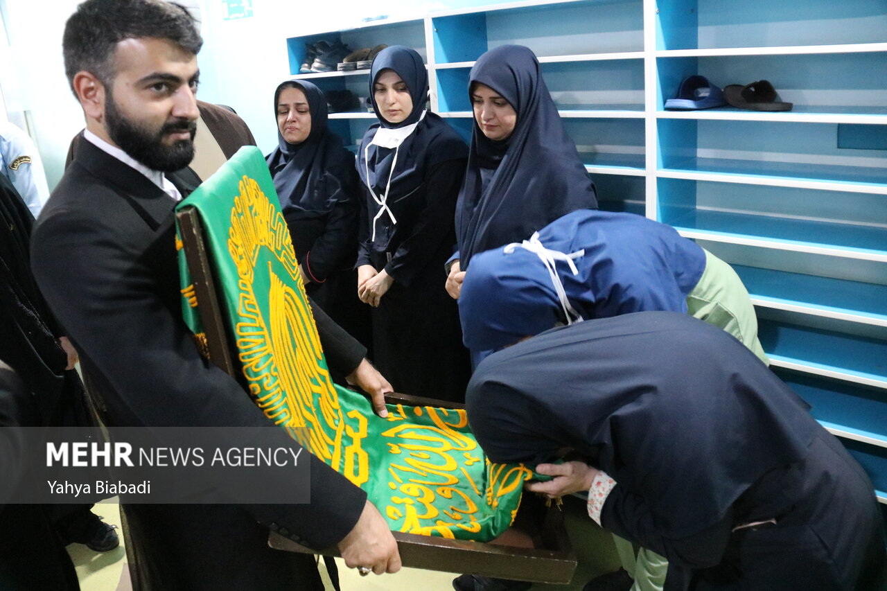 عکس/ عیادت خادمان رضوی از بیماران کرمانشاهی