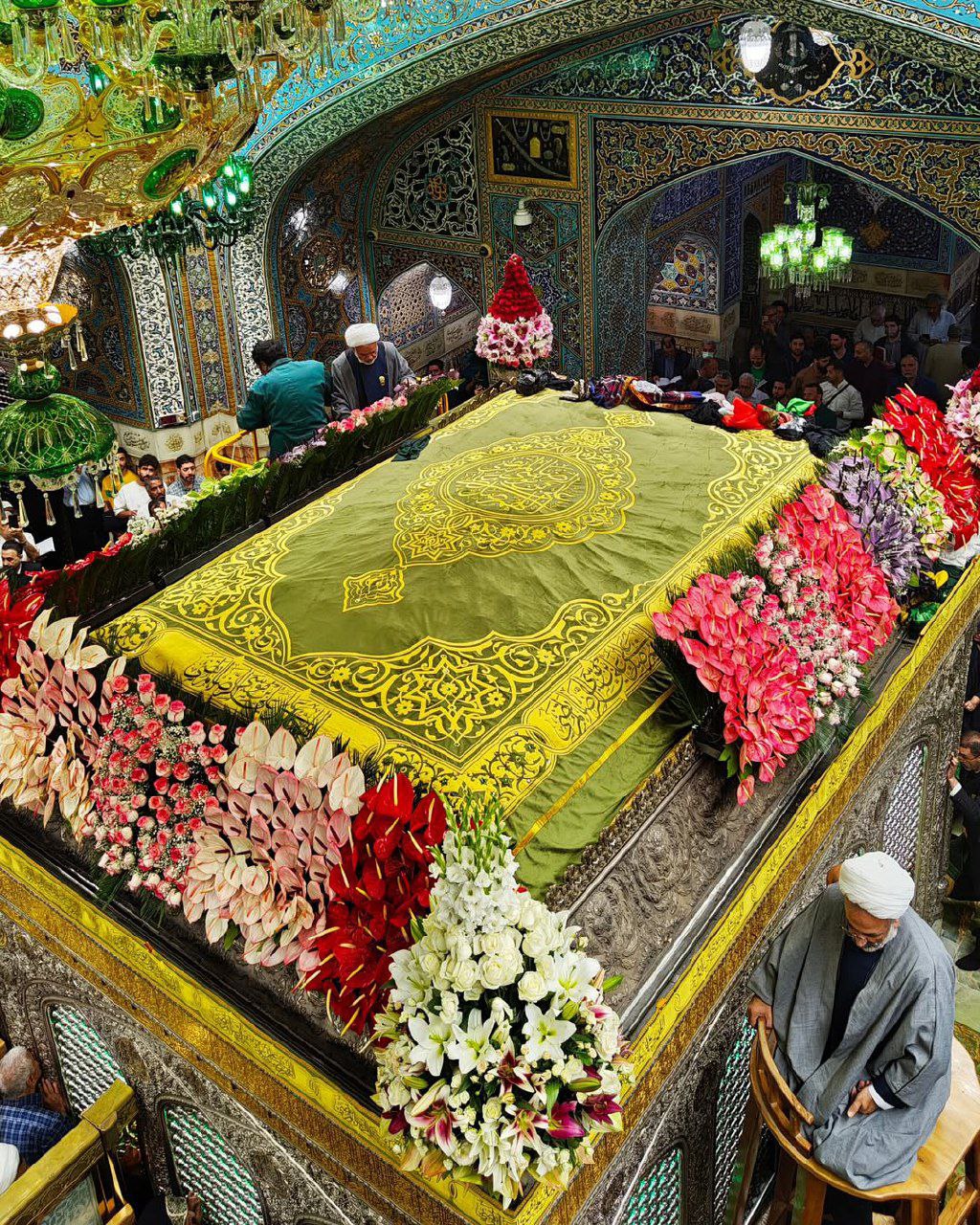 عکس/ گلباران حرم مطهر امام رضا(ع) در دهه کرامت