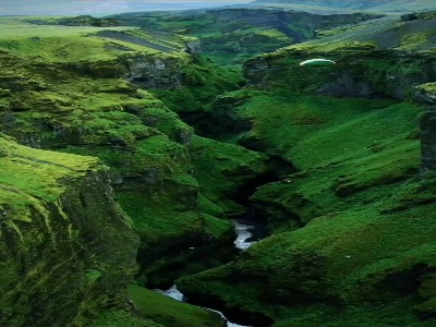 دره زمرد بین روستاهای اسکوگار و ویک در ایسلند