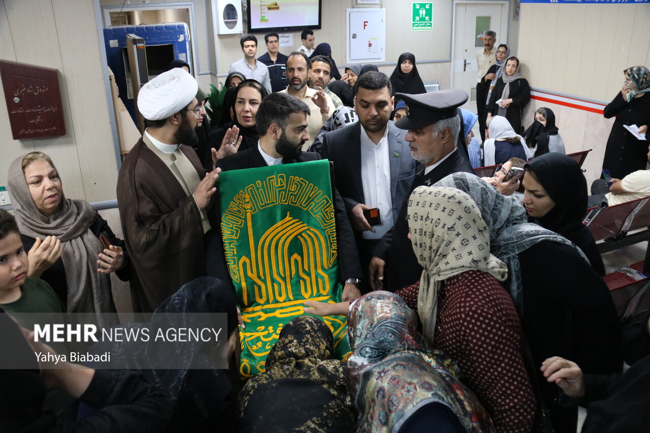 عکس/ عیادت خادمان رضوی از بیماران کرمانشاهی