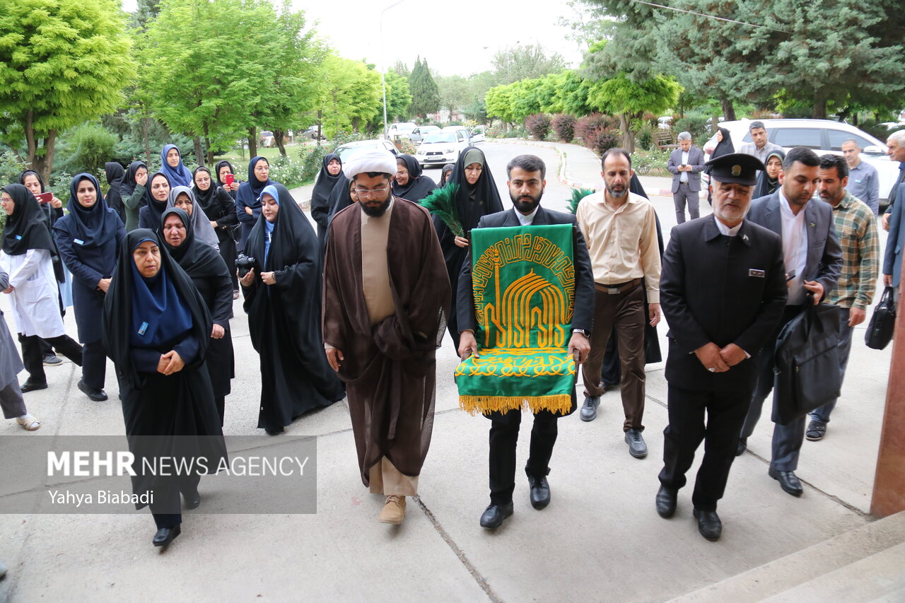 عکس/ عیادت خادمان رضوی از بیماران کرمانشاهی