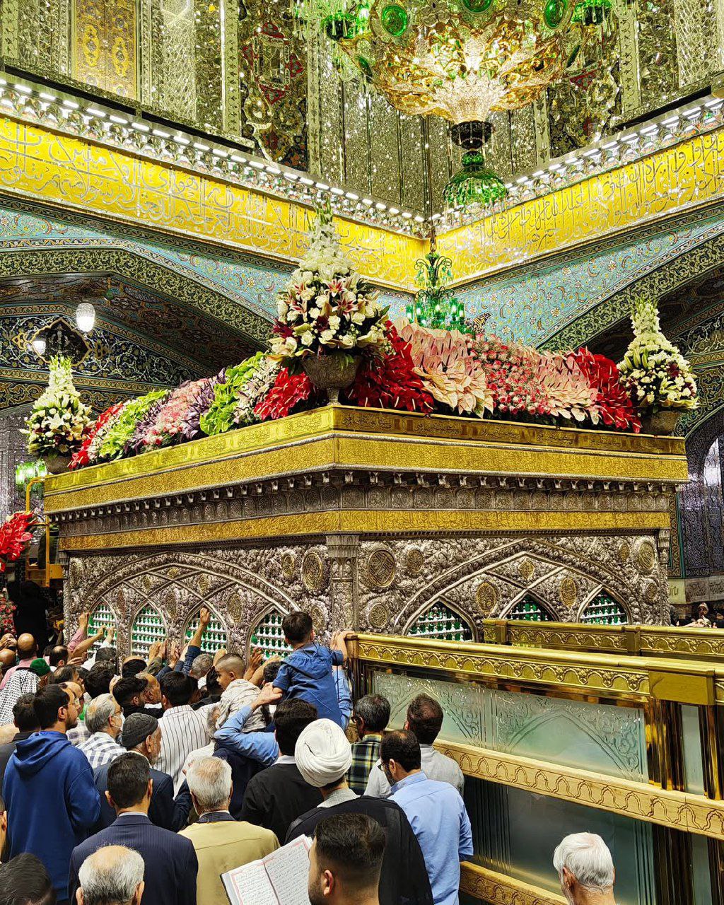 عکس/ گلباران حرم مطهر امام رضا(ع) در دهه کرامت