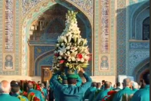 گل آرایی روضه منوره و ضریح امام رضا(علیه‌السلام) توسط خدام در ایام دهه کرامت