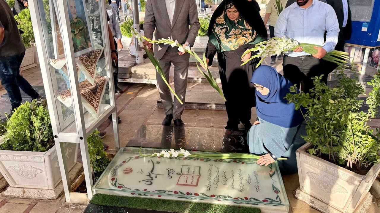 حضور سخنگوی دولت بر سر  مزار شهید حاج قاسم سلیمانی