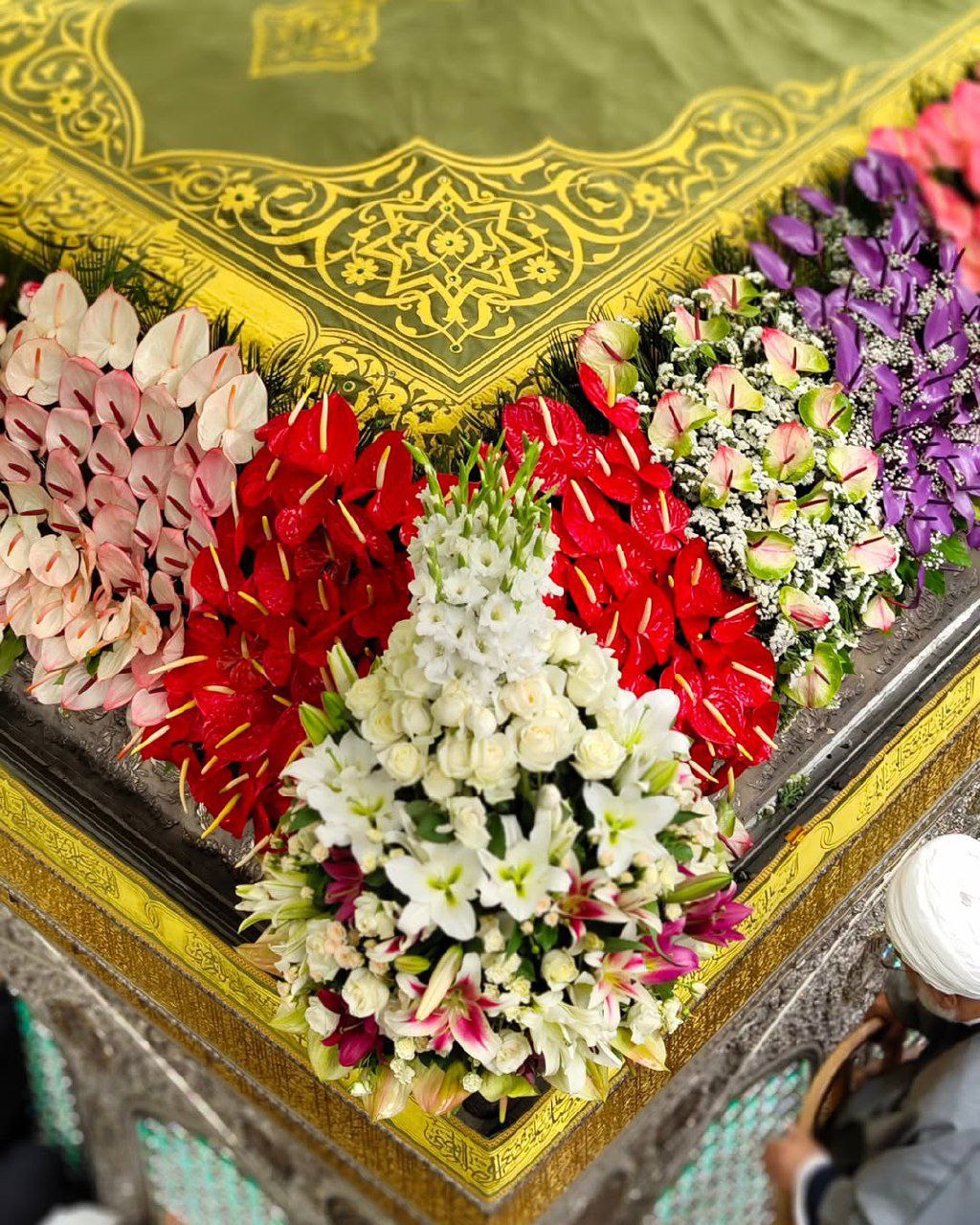 عکس/ گلباران حرم مطهر امام رضا(ع) در دهه کرامت