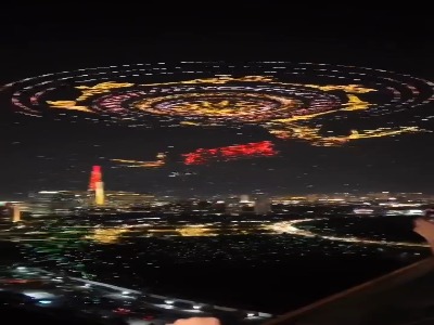 جشن ویتنامی‌ها در سالروز شکست دادن آمریکا با ۱۰هزار ریزپرنده
