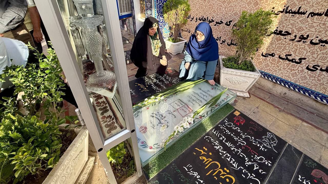 حضور سخنگوی دولت بر سر  مزار شهید حاج قاسم سلیمانی