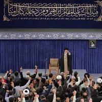 آیه نصب شده در دیدار امروز کارگزاران حج با رهبر انقلاب