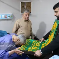 عکس/ عیادت خادمان رضوی از بیماران کرمانشاهی