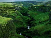 دره زمرد بین روستاهای اسکوگار و ویک در ایسلند 