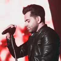 اجرای زنده قطعه «دیوانه» از رضا بهرام در کنسرت 