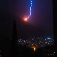 تصویر منتشر شده از لحظۀ اصابت صاعقه به کوه‌های نزدیک خرم‌آباد لرستان