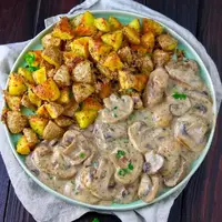سیب زمینی تنوری با سس قارچ یک عصرانه جذاب