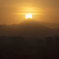 لحظه طلوع خورشید از پشت قله دماوند