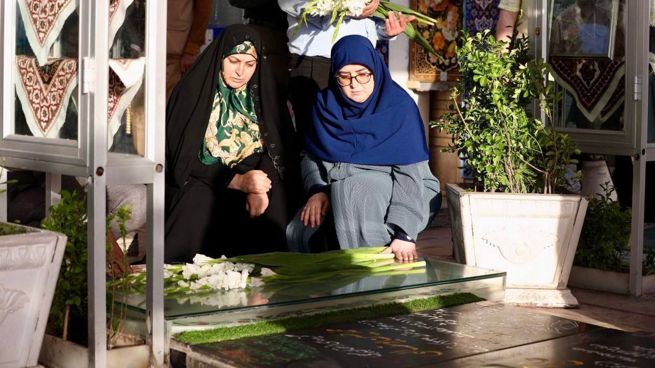 حضور سخنگوی دولت بر سر  مزار شهید حاج قاسم سلیمانی