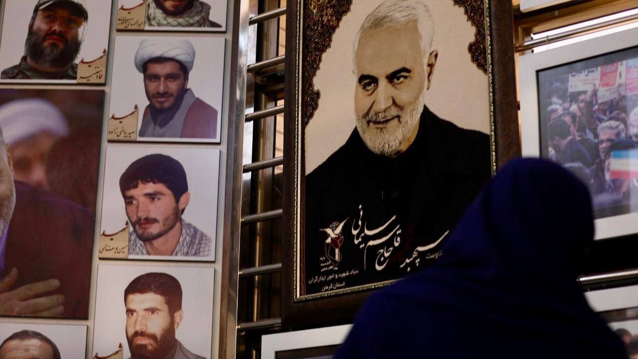 حضور سخنگوی دولت بر سر  مزار شهید حاج قاسم سلیمانی