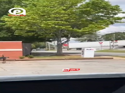 برخورد مهیب قطار باری با خودرو در آمریکا