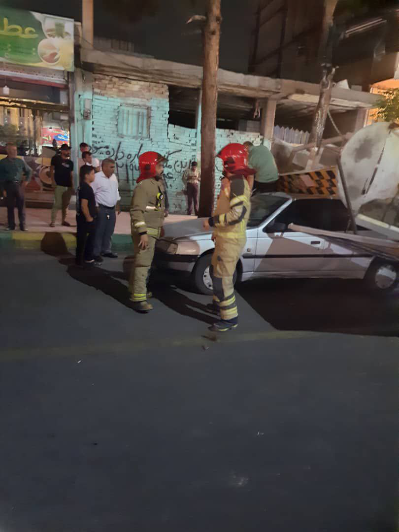 سقوط ایستگاه تاکسی و درخت بهدنبال طوفان در رباطکریم