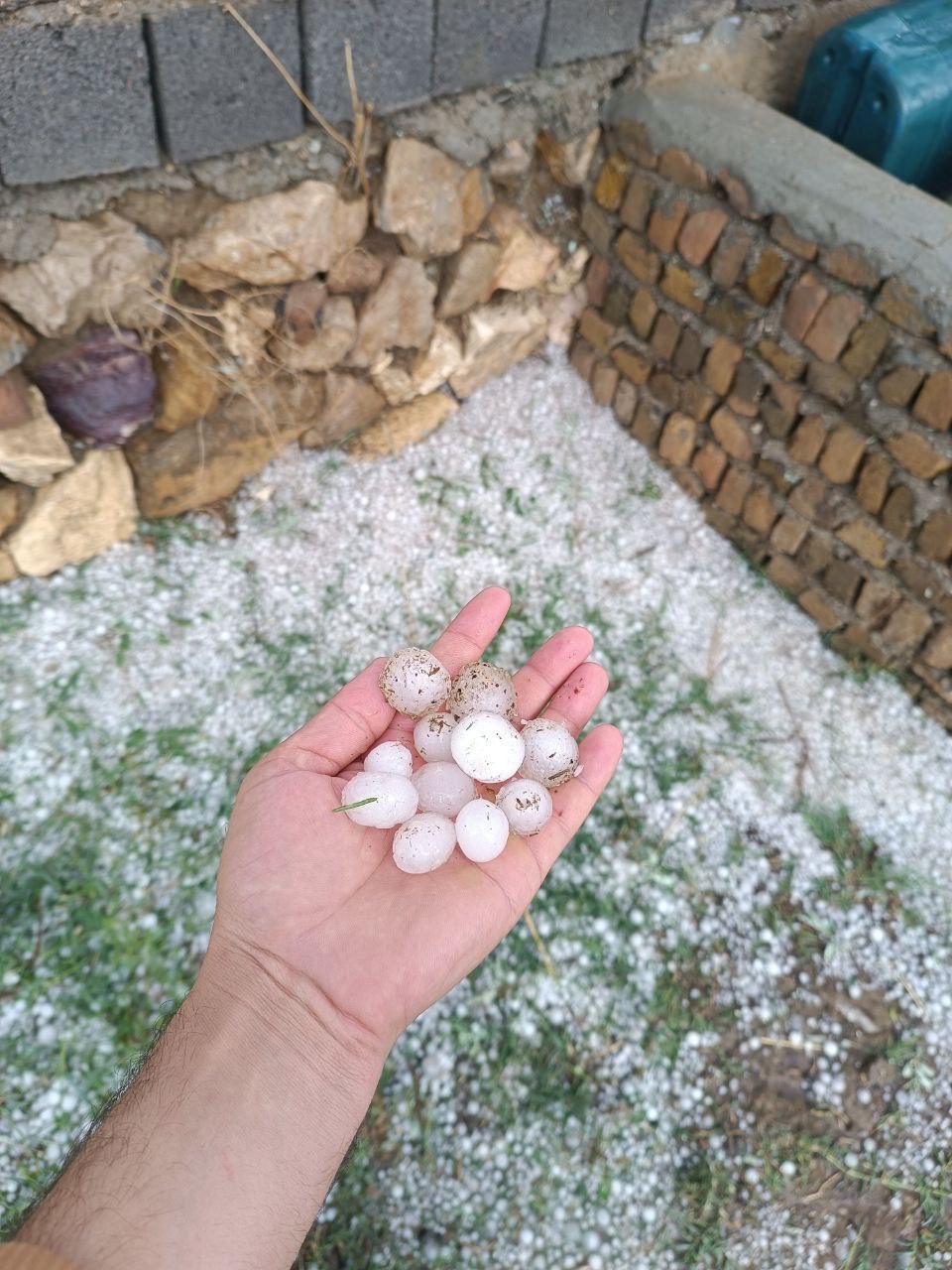  سوراخ شدن درب منازل توسط تگرگ در روستاهای شهرستان مهاباد