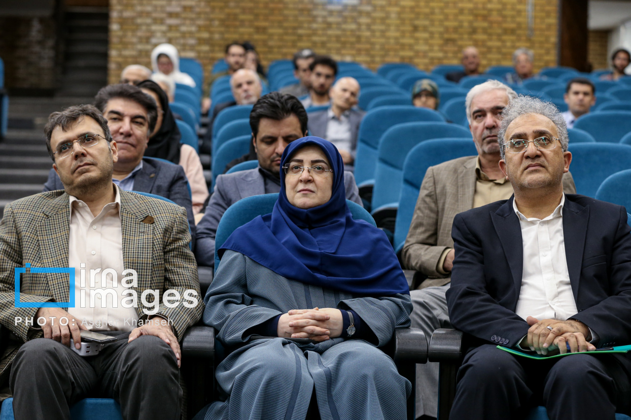 اهدای نشان علوم اجتماعی