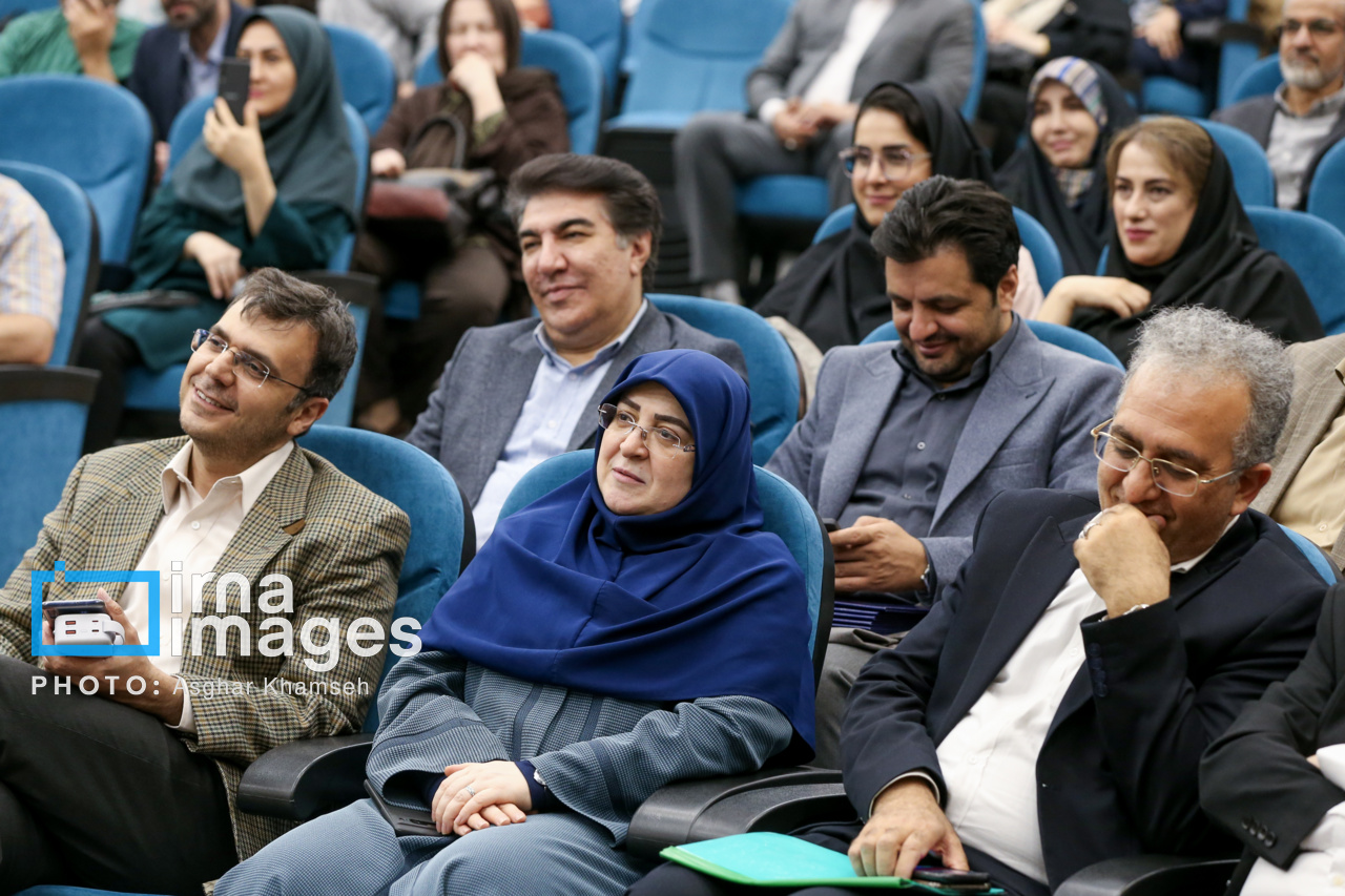 اهدای نشان علوم اجتماعی