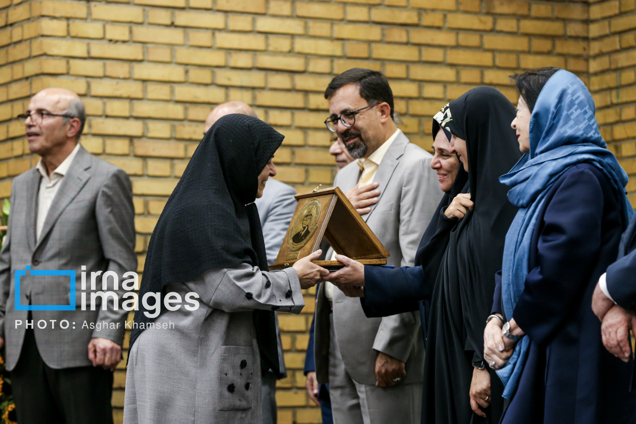 اهدای نشان علوم اجتماعی