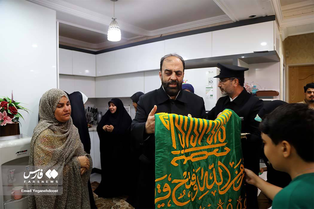 عکس/ دیدار خادمین و پرچم رضوی از خانواده اولین شهید مدافع حرم استان هرمزگان