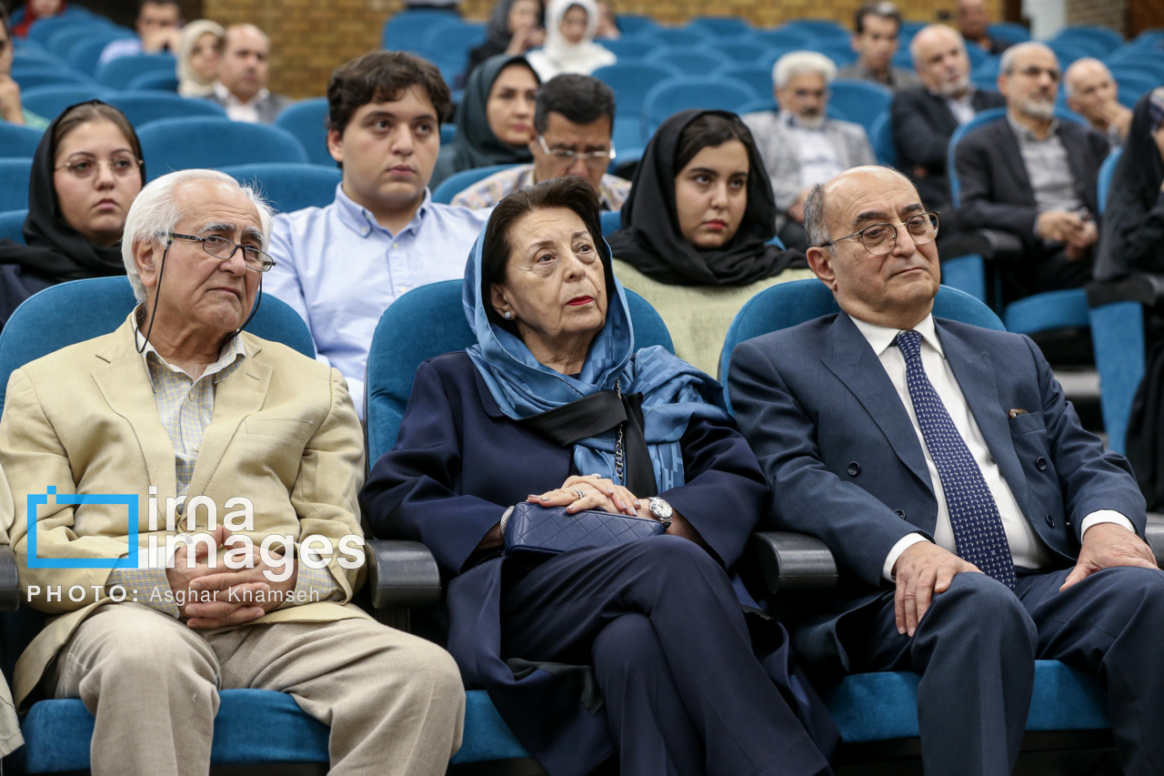 اهدای نشان علوم اجتماعی