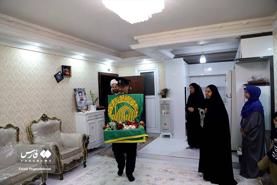 عکس/ دیدار خادمین و پرچم رضوی از خانواده اولین شهید مدافع حرم استان هرمزگان