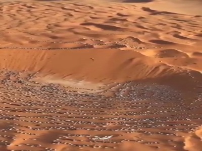 صحرایی در عربستان که محل مسابقۀ ماشین های آفرود است