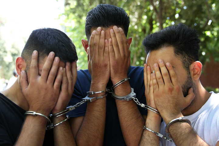 به این اراذل تا قمه دست نگرفته‌اند دستبند بزنید