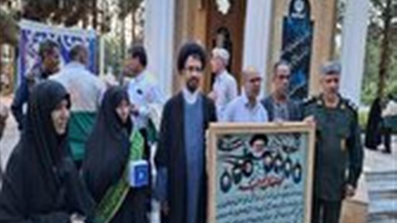 تابلو فرش دستباف مزین به تصاویر شهدای خدمت در قم رونمایی شد