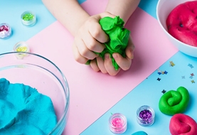 خمیر بازی خانگی؛ سرگرمی ایمن و طبیعی برای کودکان