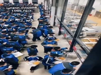 فرصت طلبی دانش آموزان چینی برای مطالعه حتی در صف غذا