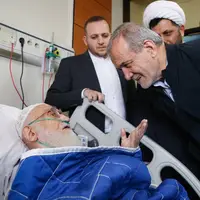 عکس/ پزشکیان به عیادت آیت‌الله نوری همدانی رفت
