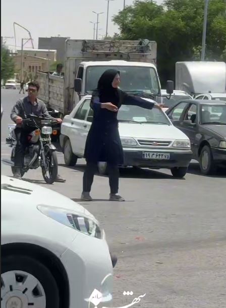 خانم شهروند سیرجانی؛ ناجی ترافیک در بحران قطع برق