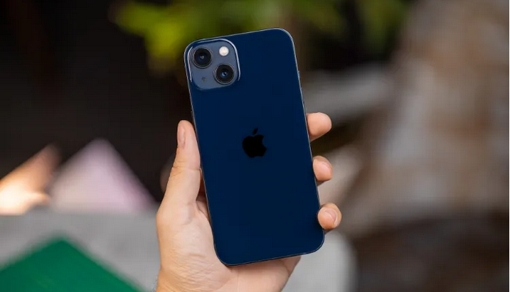 ارتباط ماهوارهای به آیفون ۱۳ میآید؛ غافلگیری آپدیت iOS 18.5 اپل