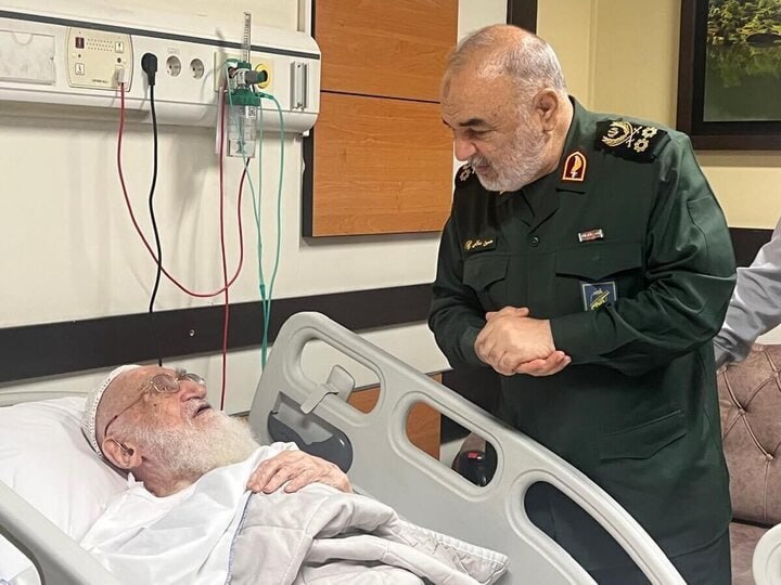 عیادت فرمانده کل سپاه از حضرت آیت‌الله نوری همدانی 
